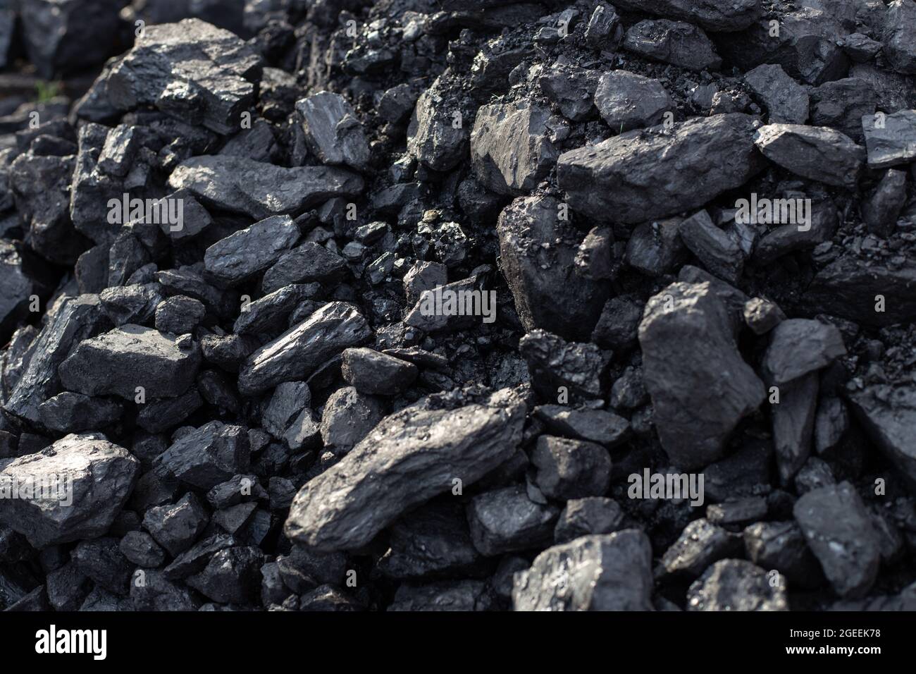 Charbon noir, minéral, poêle et combustible de cheminée. Arrière-plan, texture de pierres. Banque D'Images