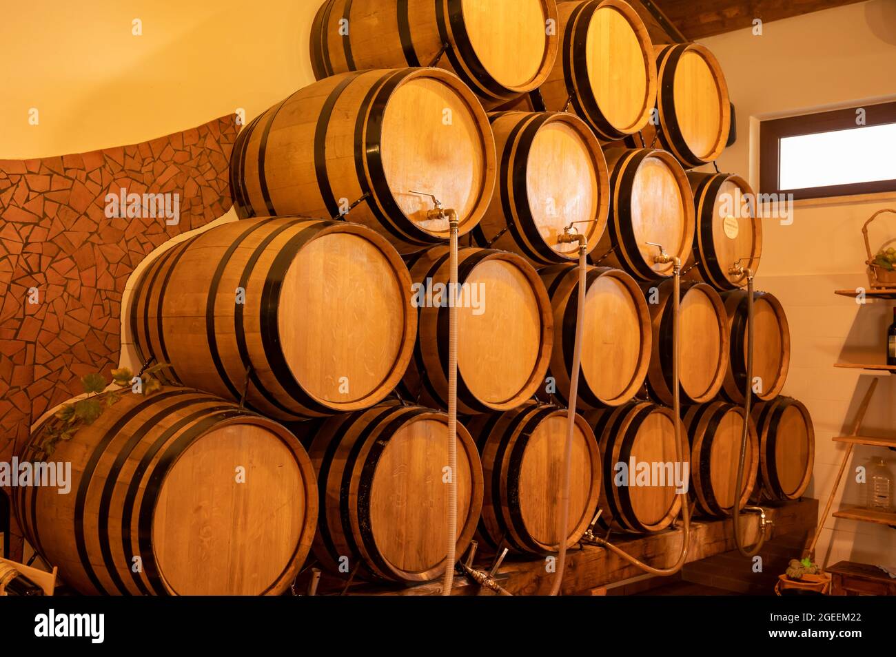 Vins blancs, roses et rouges secs et doux en gros et petits fûts à vendre dans les caves à vin en Italie Banque D'Images