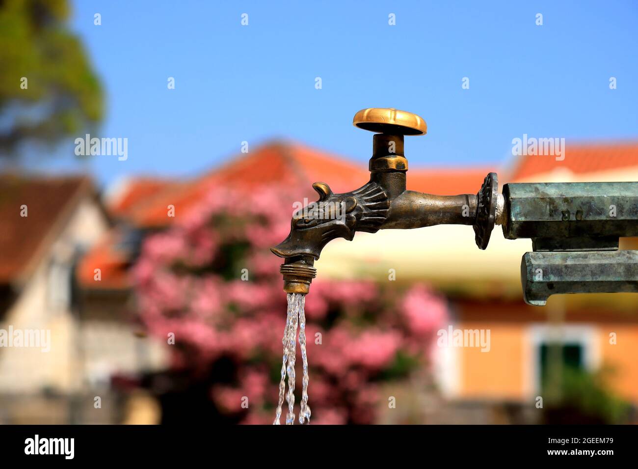 Ancien robinet d'eau à la fontaine dans la vieille ville de Herceg Novi,  Monténégro. L'eau coule d'un magnifique robinet de bronze. Plomberie  vintage, tuyaux pour la maison Photo Stock - Alamy