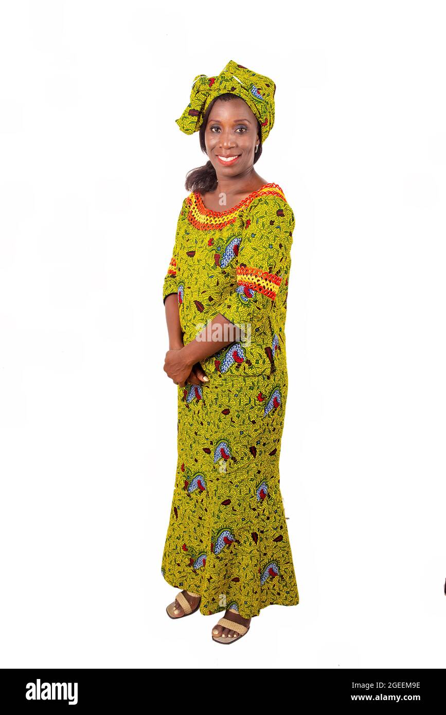 belle femme adulte africaine portant un chiffon vert est souriante debout avec ses mains croisées Banque D'Images