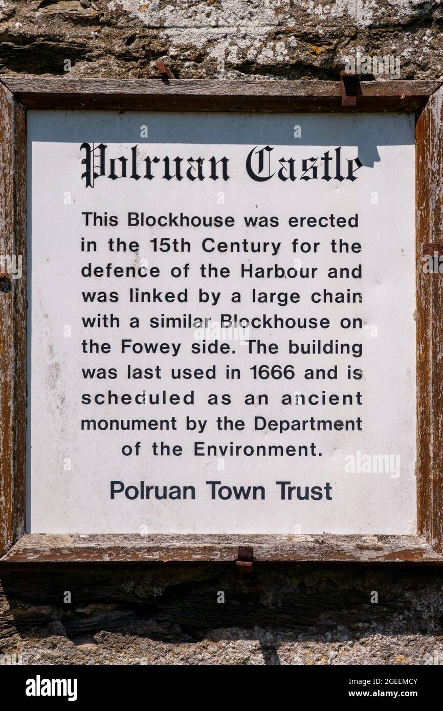 Plaques d'information au-dessus de l'entrée du Château de Polruan / Blockhouse du XVe siècle - Polruan, Cornwall, Royaume-Uni. Banque D'Images