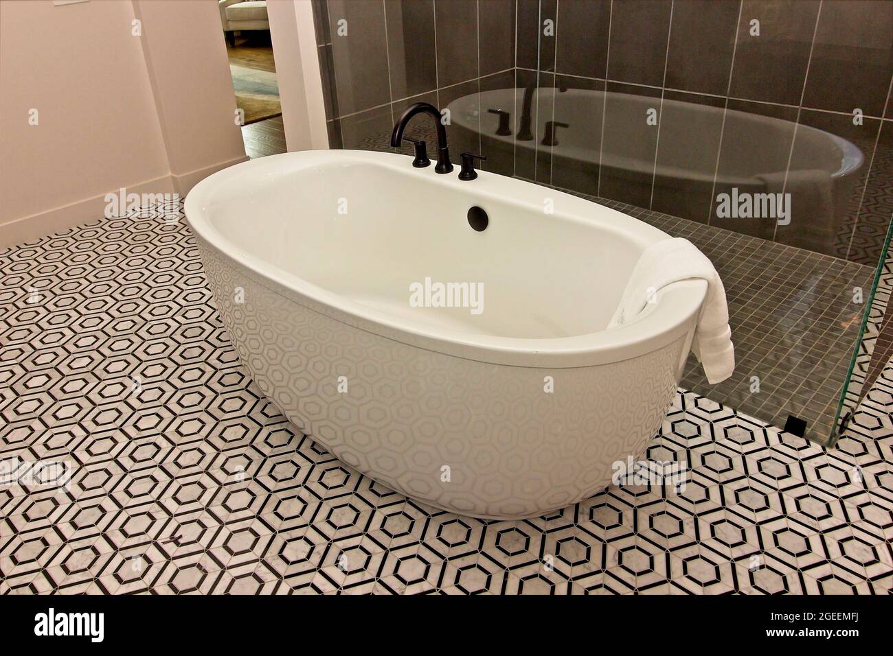 Baignoire moderne dans la salle de bains de la chambre principale Banque D'Images