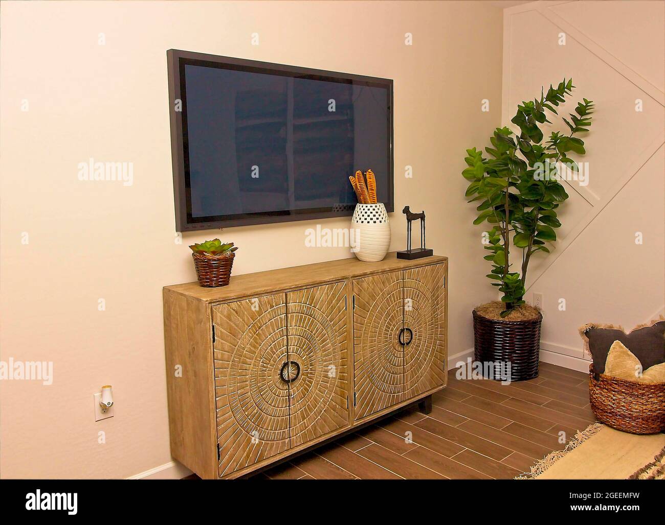 Chambre familiale coffre en bois avec télévision à écran plat au mur Banque D'Images
