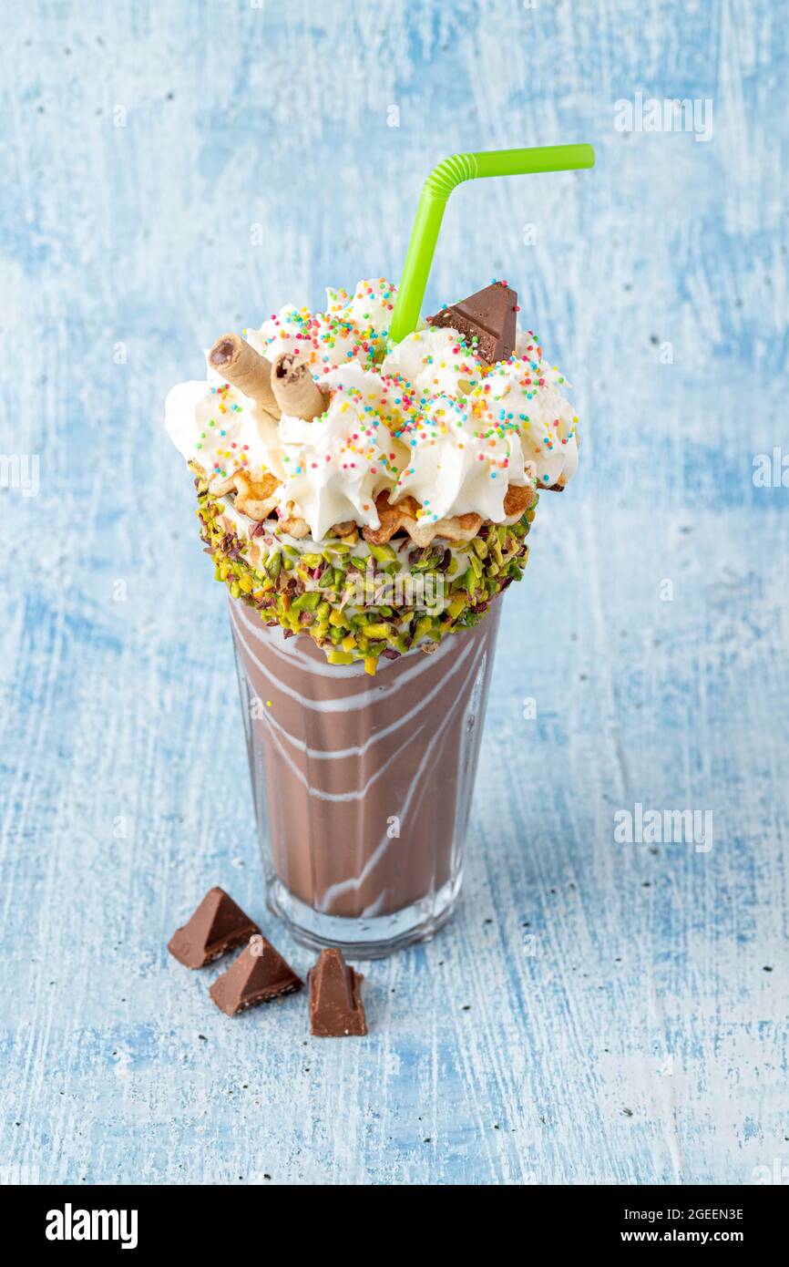 Milkshake à la crème et au chocolat sur fond bleu Banque D'Images Milkshake à la crème et au chocolat sur fond bleu Banque D'Images
