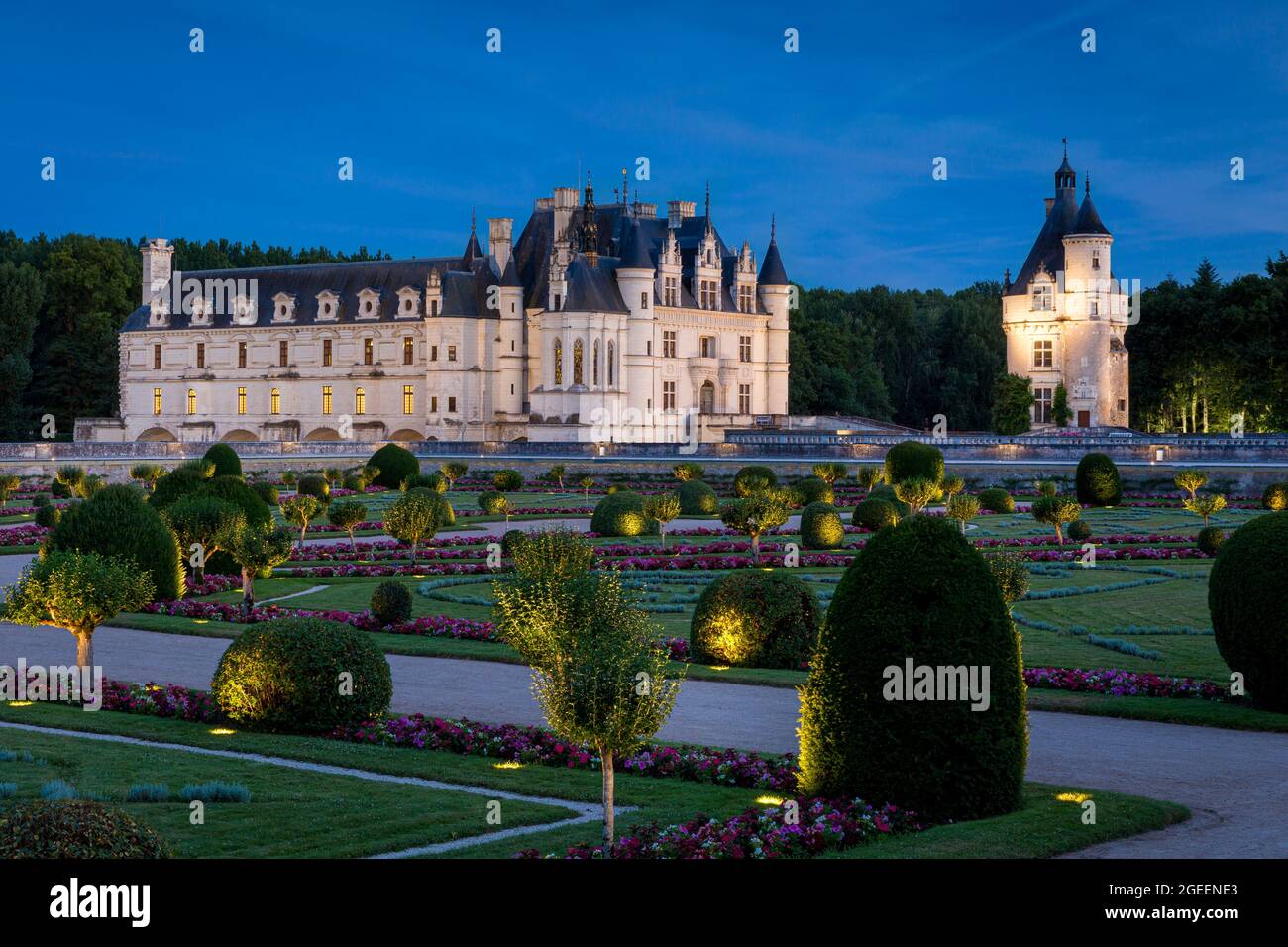 Jardin éclairé de Diane de Poitiers et Château Chenonceau dans la vallée de la Loire, Centre, France Banque D'Images