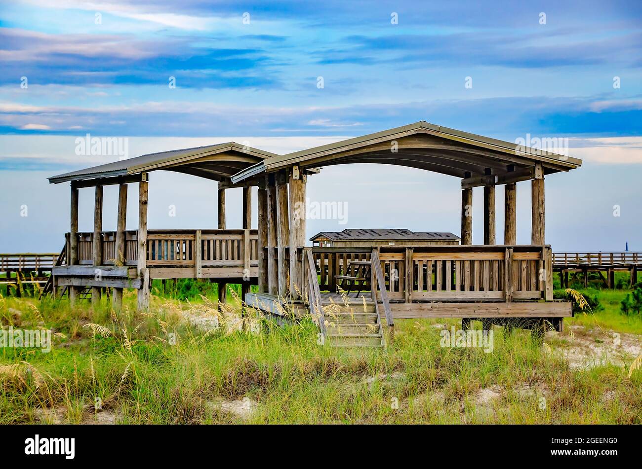 Les ponts d'observation offrent de la place pour se détendre sur la plage publique de Dauphin Island, le 12 août 2021, à Dauphin Island, Alabama. Banque D'Images