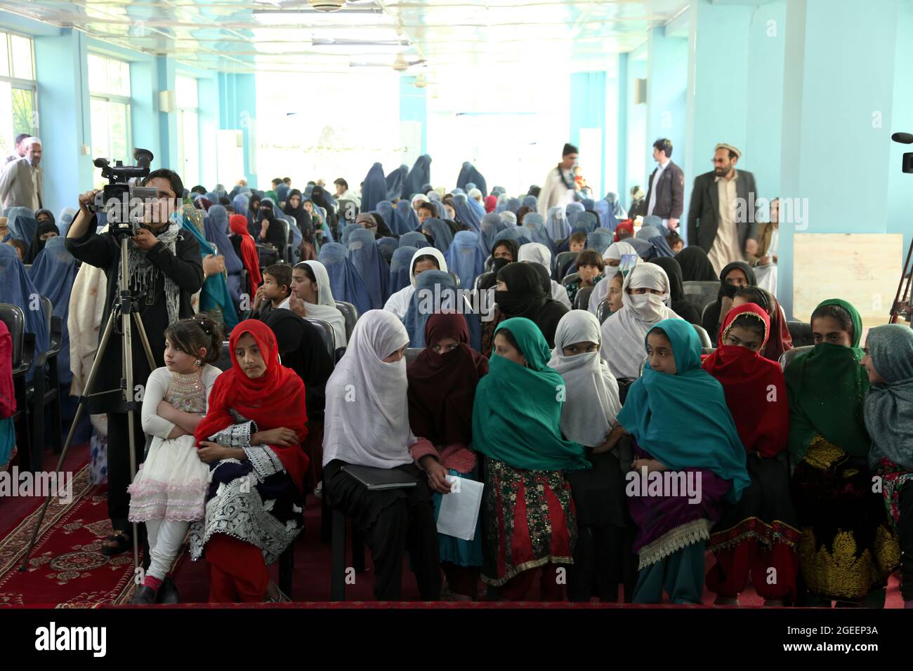 Des femmes remplissent une salle de réunion au siège social provincial de Khost pour une réunion de la Journée internationale de la femme à Khost, province de Khost, Afghanistan, le 9 mars 2013. La réunion a été l'un des plus grands rassemblements de femmes jamais organisés dans la province de Khost. Ils ont discuté de la force et de la responsabilité d'une femme dans son foyer ainsi que de l'enseignement supérieur pour toutes les femmes et toutes les filles. (É.-U. Photo de l'armée par le Sgt. Kimberly Trumbull / publié) Banque D'Images