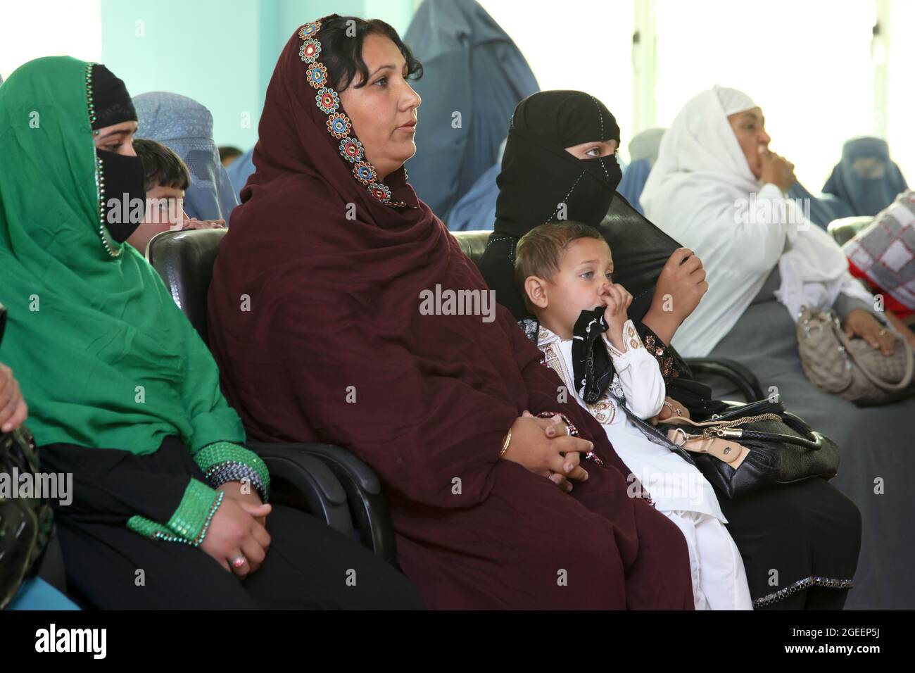 Les femmes de la région écoutent un conférencier lors d'une réunion de la Journée internationale de la femme au quartier général de la province de Khost, dans la ville de Khost, province de Khost, en Afghanistan, le 9 mars 2013. La réunion a été l'un des plus grands rassemblements de femmes jamais organisés dans la province de Khost. Ils ont discuté de la force et de la responsabilité d'une femme dans son foyer ainsi que de l'enseignement supérieur pour toutes les femmes et toutes les filles. (É.-U. Photo de l'armée par le Sgt. Kimberly Trumbull / publié) Banque D'Images