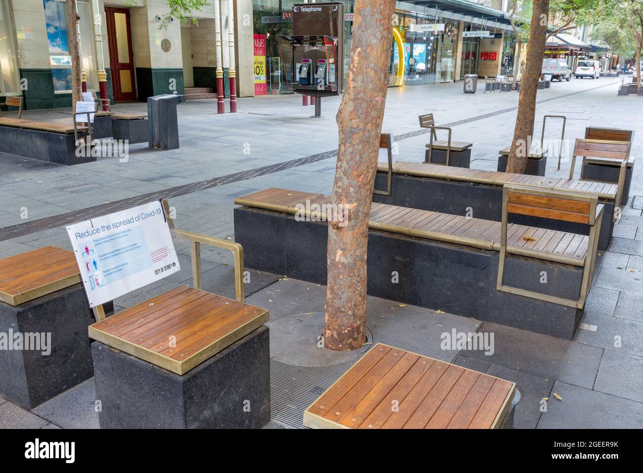 Pitt Street Mall à Sydney, en Australie, avec des places publiques vides et des panneaux d'avertissement COVID-19 pendant la pandémie du coronavirus. Banque D'Images