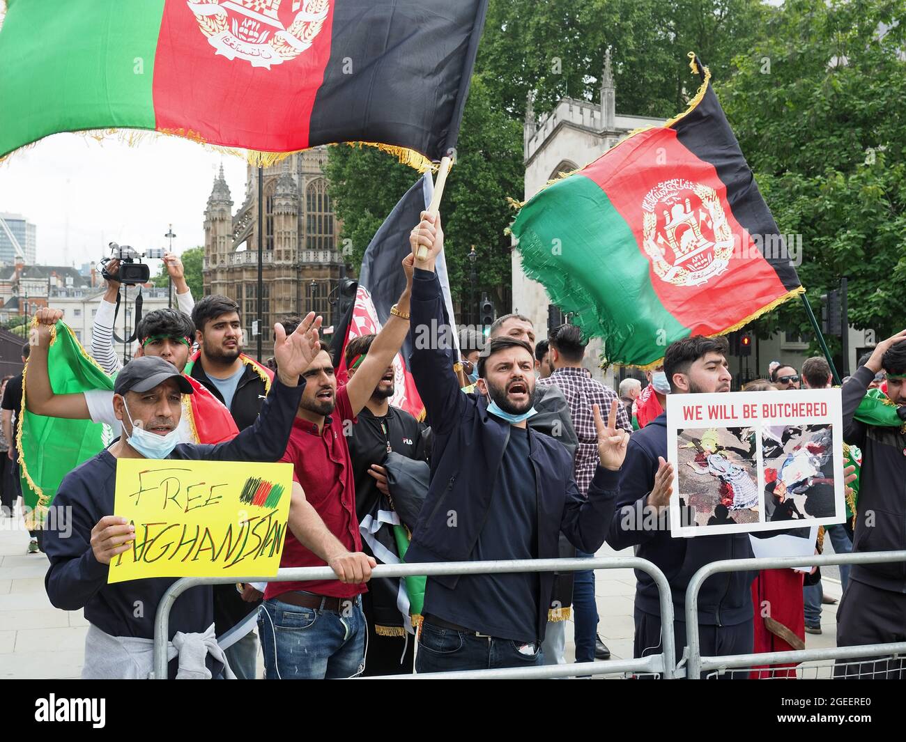 Un groupe d'Afghans et d'anciens interprètes afghans protestant devant le Parlement britannique de Westminster à Londres le 18 août 2021 Banque D'Images
