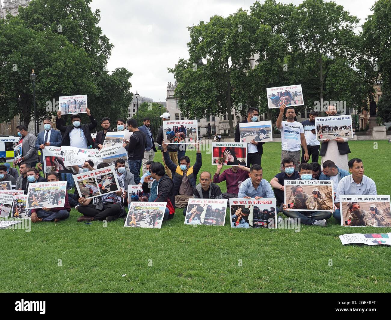 Un groupe d'Afghans comprenant d'anciens interprètes afghans protestant devant le Parlement britannique de Westminster à Londres le 18 août 2021 Banque D'Images