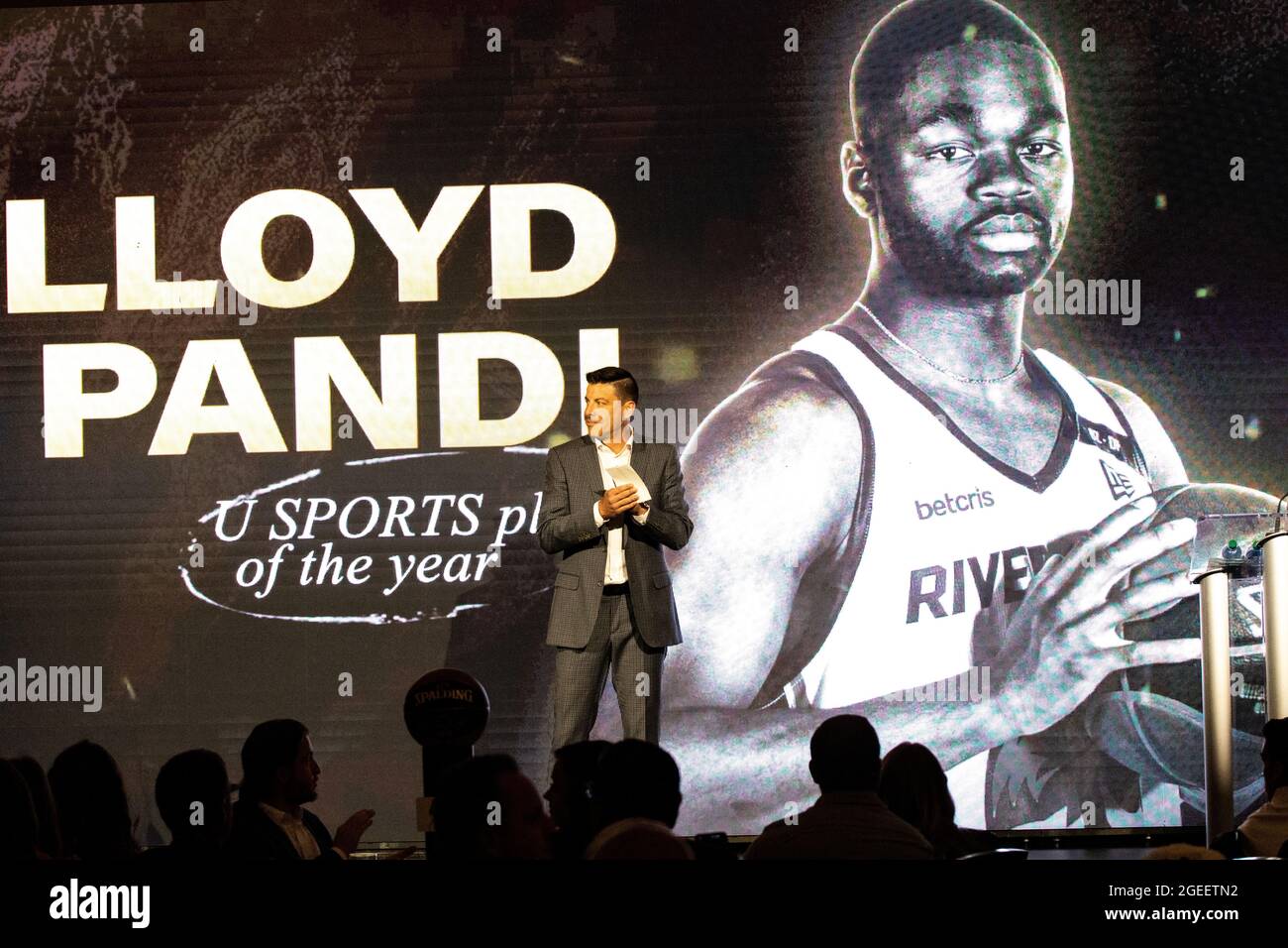 Edmonton, Canada. 18 août 2021. Le chef de la direction et commissaire du CEBL, Mike Morreale, remet le prix du joueur de l'année des USports Canada à Lloyd Pandi lors du Gala des prix.les prix de la ligue de basket-ball élite canadienne ont eu lieu à Edmonton, pour commencer la semaine du championnat. Crédit : SOPA Images Limited/Alamy Live News Banque D'Images