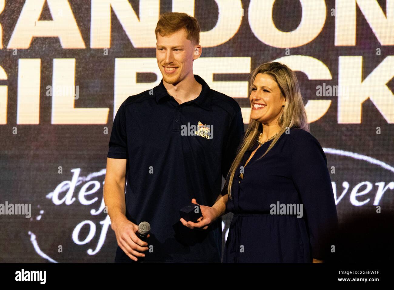 Edmonton, Canada. 18 août 2021. Brandon Gillbeck, des bandits de la vallée du Fraser, reçoit le prix du joueur défensif de l'année au Gala des prix.les prix de la ligue de basket-ball élite canadienne ont eu lieu à Edmonton, pour commencer la semaine du championnat. (Photo de Ron Palmer/SOPA Images/Sipa USA) crédit: SIPA USA/Alay Live News Banque D'Images