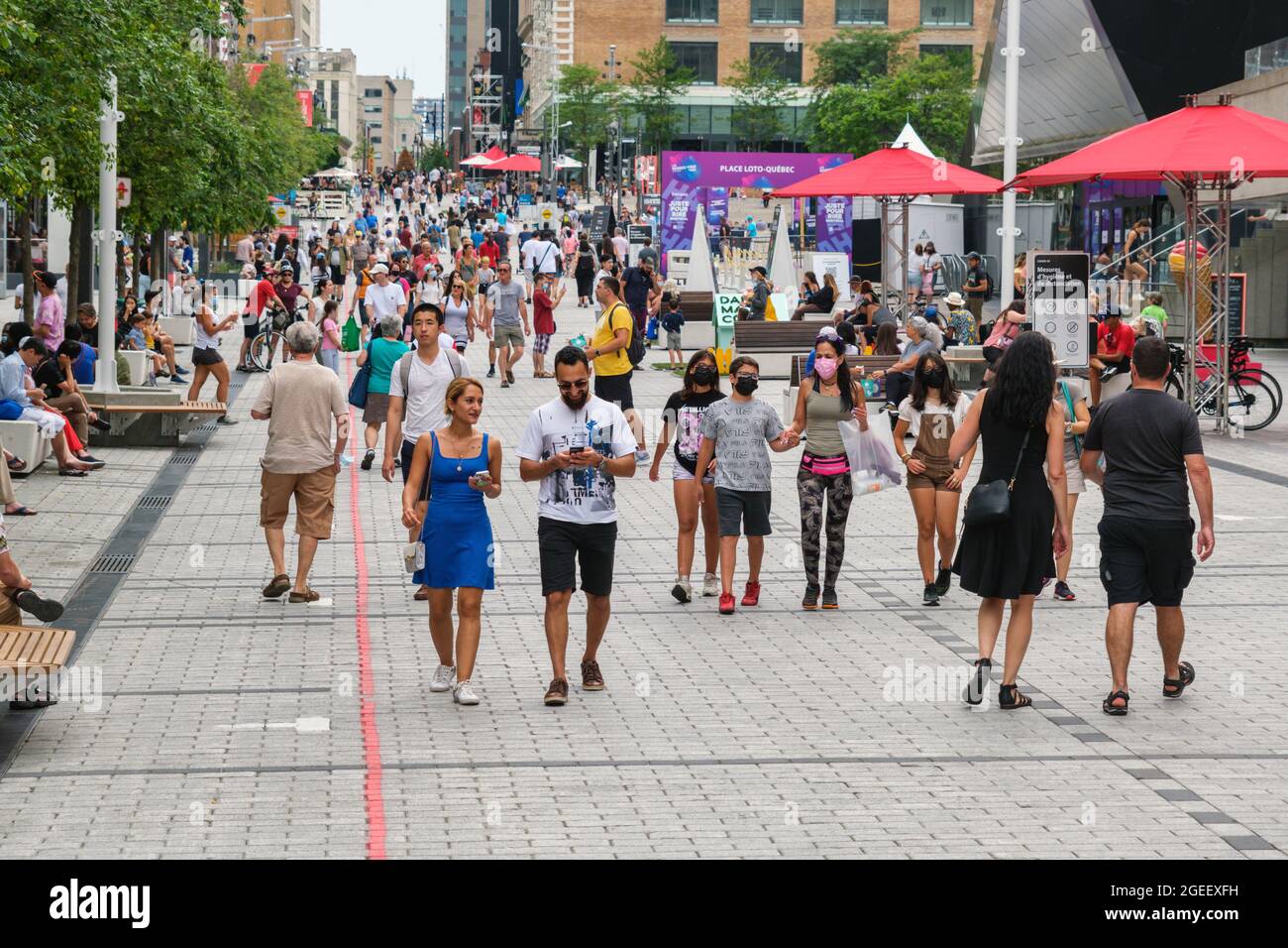 Montréal, CA - 17 juillet 2021 : personnes marchant sur la rue Sainte Catherine, place des Arts Banque D'Images