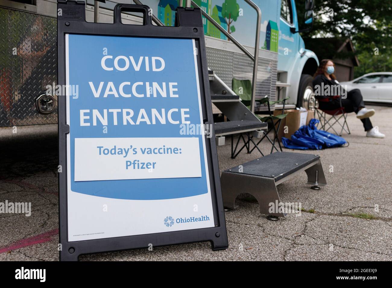 Panneau présentant le vaccin contre le coronavirus (COVID-19) en stock au 3840 Kimberly Parkway. La clinique mobile de vaccination Wellness on Wheels d'OhioHealth rend visite aux communautés dont le taux de vaccination est plus faible et dont l'indice de vulnérabilité sociale est élevé pour offrir aux gens des vaccins gratuits contre le coronavirus Pfizer (COVID-19). (Photo de Stephen Zenner / SOPA Images / Sipa USA) Banque D'Images