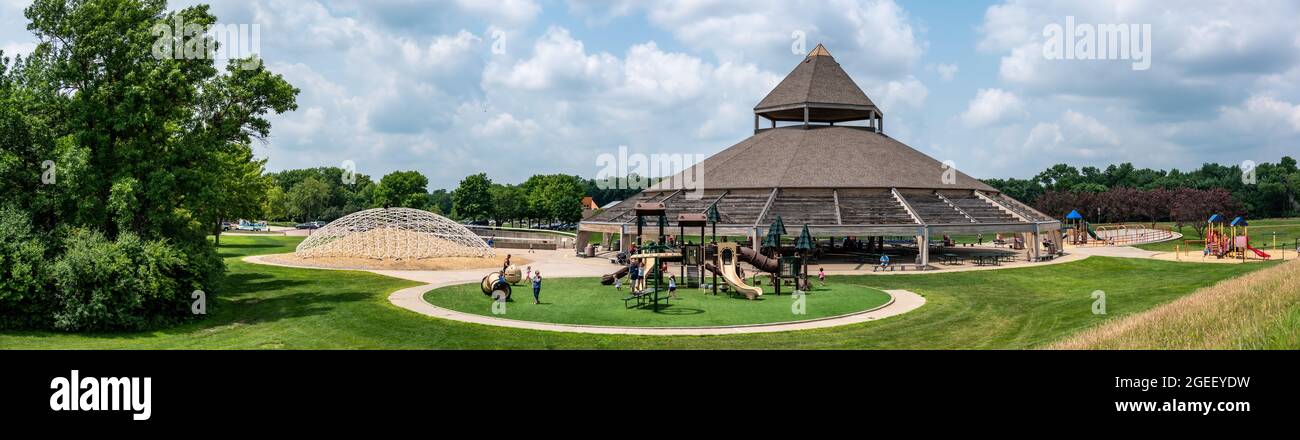 Sioux Falls, Dakota du Sud, États-Unis : 8-2021 : vue panoramique du parc sertoma en été Banque D'Images