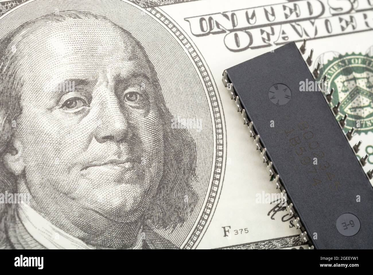 Circuit intégré / puce eprom en gros plan sur une facture de 100 $ US / cent dollars Franklin.Pour les pénuries de micropuces américaines, le prix des semi-conducteurs augmente. Banque D'Images