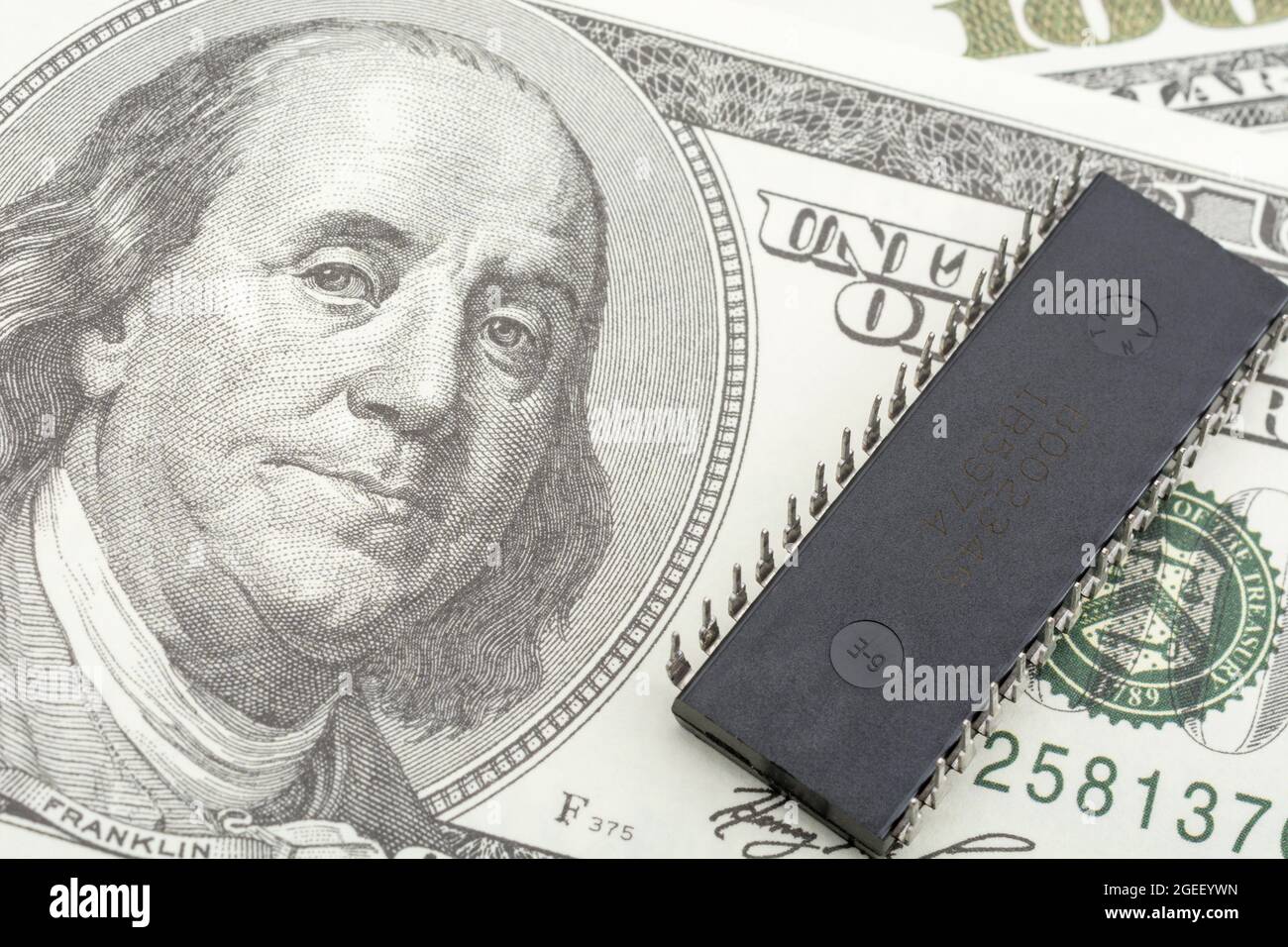 Circuit intégré / puce eprom en gros plan sur une facture de 100 $ US / cent dollars Franklin.Pour les pénuries de micropuces américaines, le prix des semi-conducteurs augmente. Banque D'Images