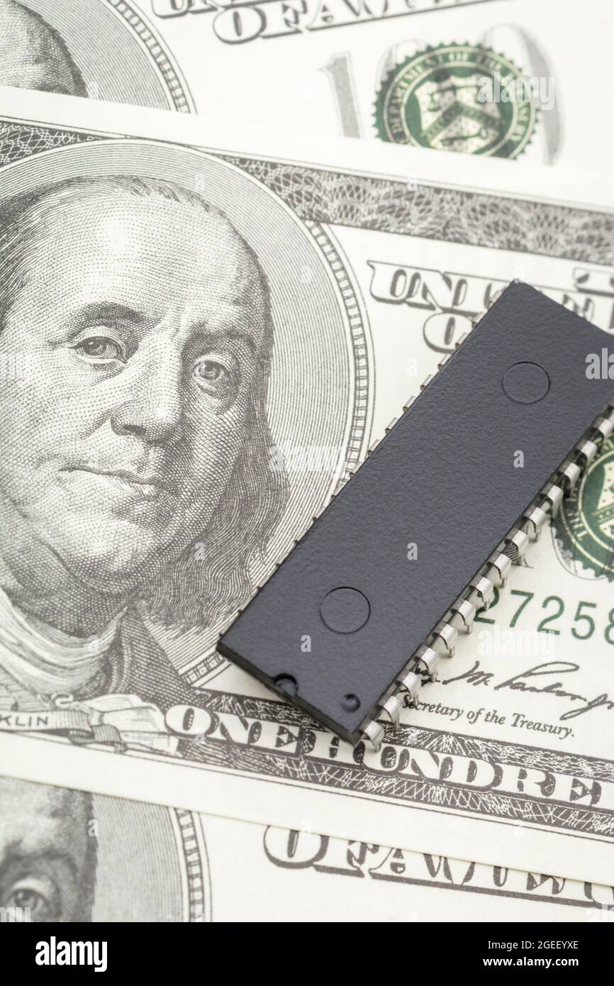 Circuit intégré / puce eprom en gros plan sur une facture de 100 $ US / cent dollars Franklin.Pour les pénuries de micropuces américaines, le prix des semi-conducteurs augmente. Banque D'Images