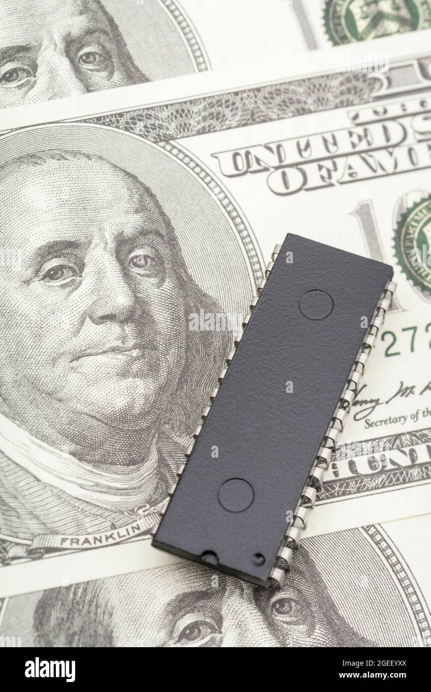 Circuit intégré / puce eprom en gros plan sur une facture de 100 $ US / cent dollars Franklin.Pour les pénuries de micropuces américaines, le prix des semi-conducteurs augmente. Banque D'Images