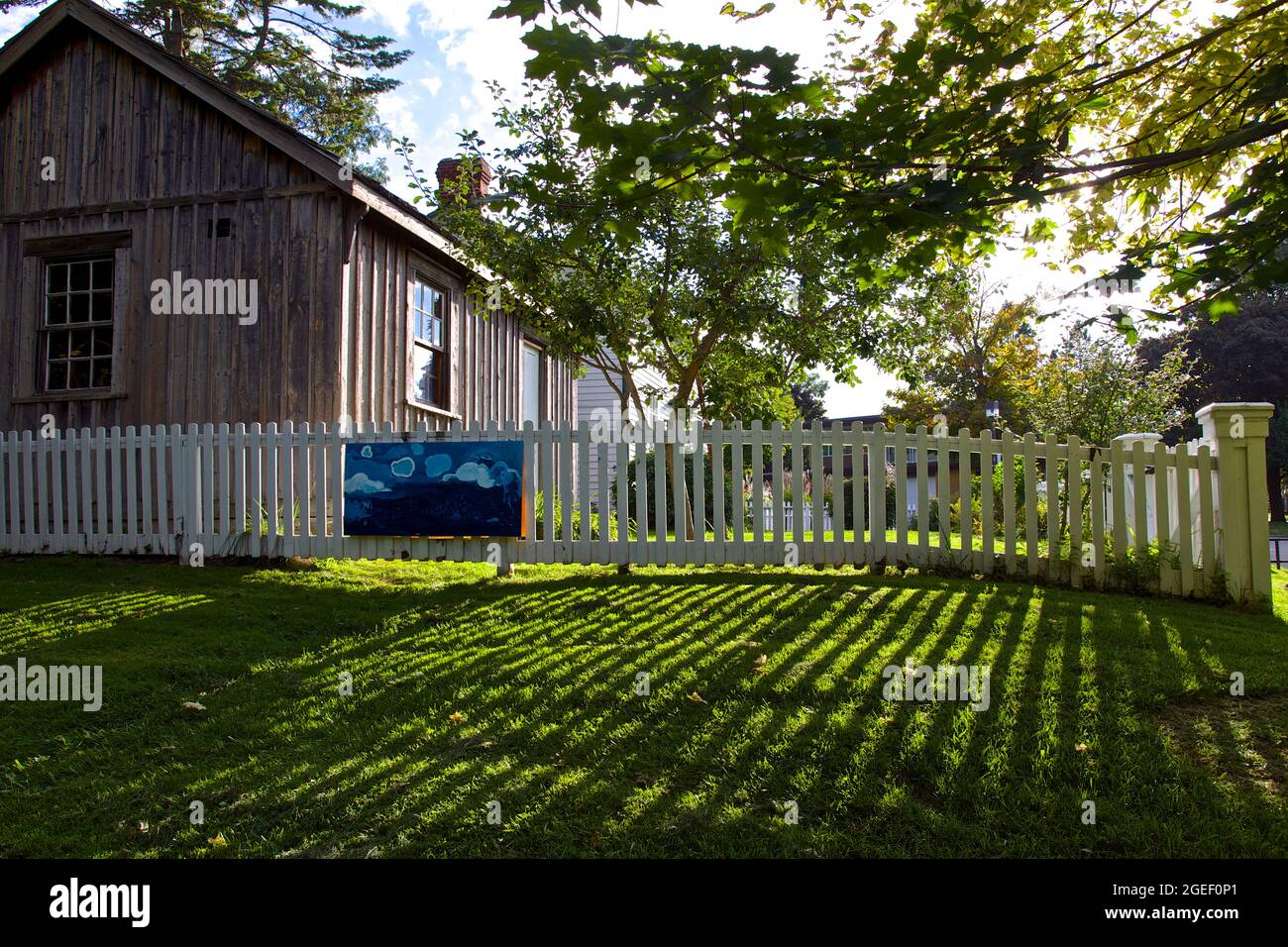 Toronto, Ontario / Canada - 12 septembre 2014 : ancienne maison de grange avec une clôture de piquetage blanche. Banque D'Images
