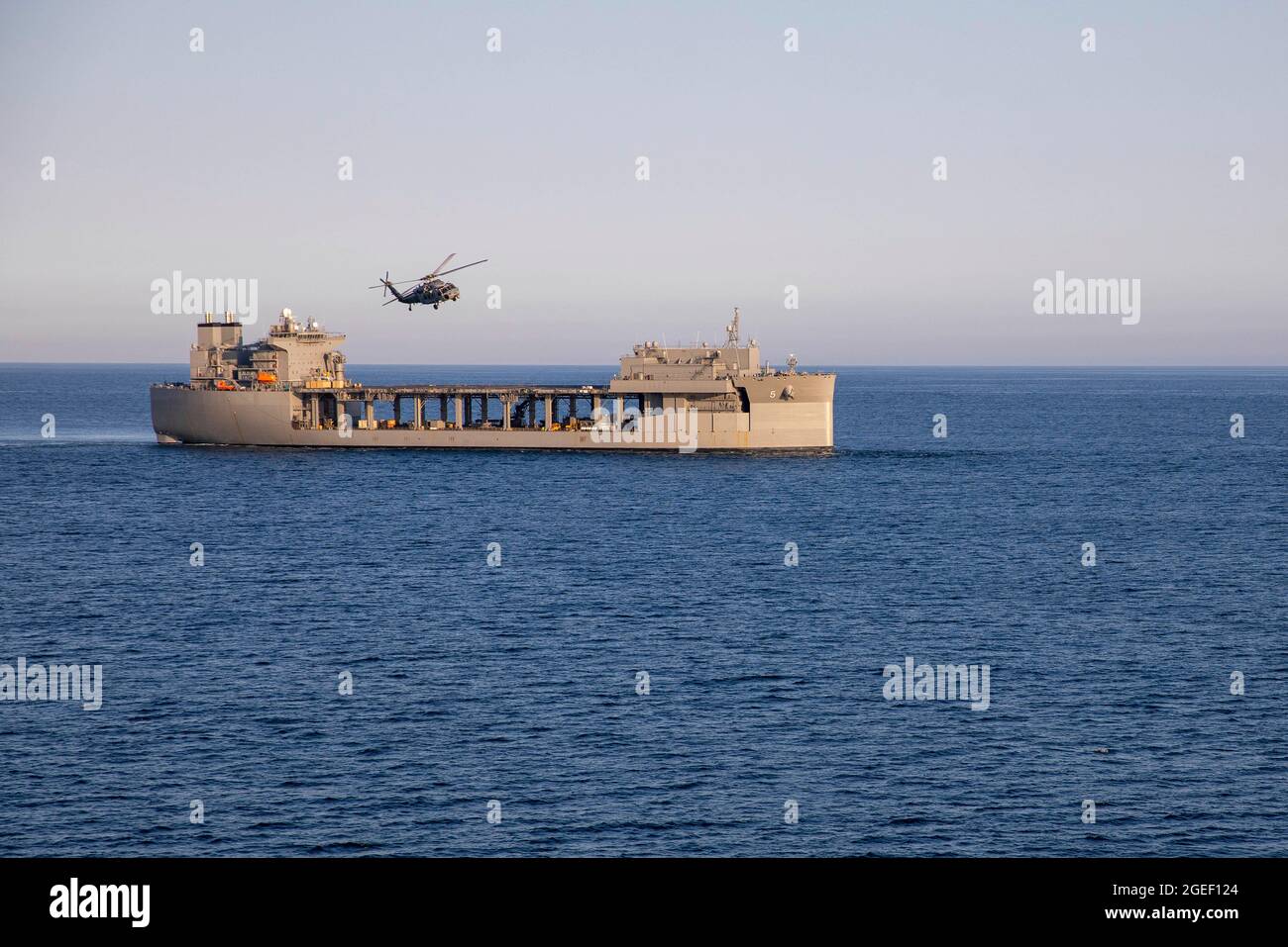 210813-N-LR905-1358 OCÉAN PACIFIQUE (AOÛT 13, 2021) – un Faucon de mer MH-60S, affecté à l'Escadron de combat de la mer (HSC) 23, survole la base maritime expéditionnaire USS Miguel Keith (ESB 5), août 13. HSC 23 est actuellement embarqué à bord de Miguel Keith, qui effectue des opérations de routine dans la 3e flotte des États-Unis. (É.-U. Photo de la marine par le spécialiste des communications de masse 2e classe Jacob D. Bergh) Banque D'Images