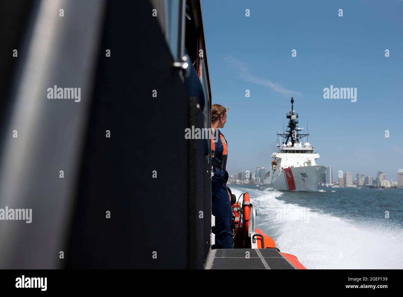 Garde côtière Petty Officer de 2e classe Carlee Chatron, un compagnon de bateaux, à bord de la Garde côtière Cutter Munro, fournit une escorte de sécurité à San Diego, Californie, le 23 juillet 2021. Le Cutter Munro de la Garde côtière va se lancer dans l'océan Pacifique occidental pour renforcer les alliances et les partenariats et améliorer la gouvernance et la sécurité maritimes dans la région. (É.-U. Photo du corps marin par Sgt. Kevin G. Rivas) Banque D'Images