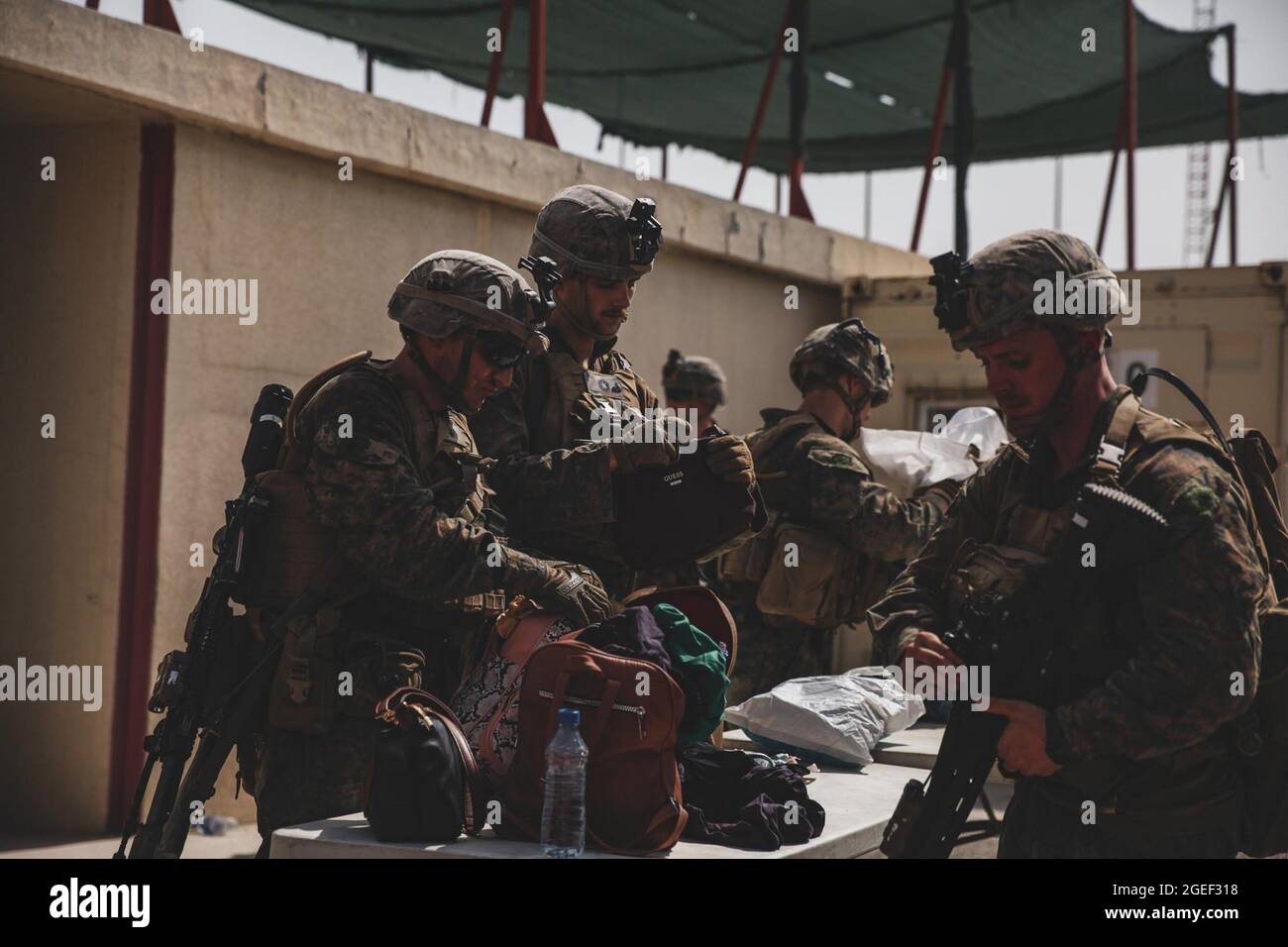 Kaboul, Afghanistan. 19 août 2021. Marines, avec la 24e unité expéditionnaire maritime (MEU), fouillez des bagages lors d'une évacuation à l'aéroport international Hamid Karzaï, Kaboul, Afghanistan, le 18 août 2021. Les Marines des États-Unis aident le ministère d'État à faire un retrait ordonné du personnel désigné en Afghanistan. Photo par Sgt. Isaiah Campbell/USMC/UPI crédit: UPI/Alay Live News Banque D'Images