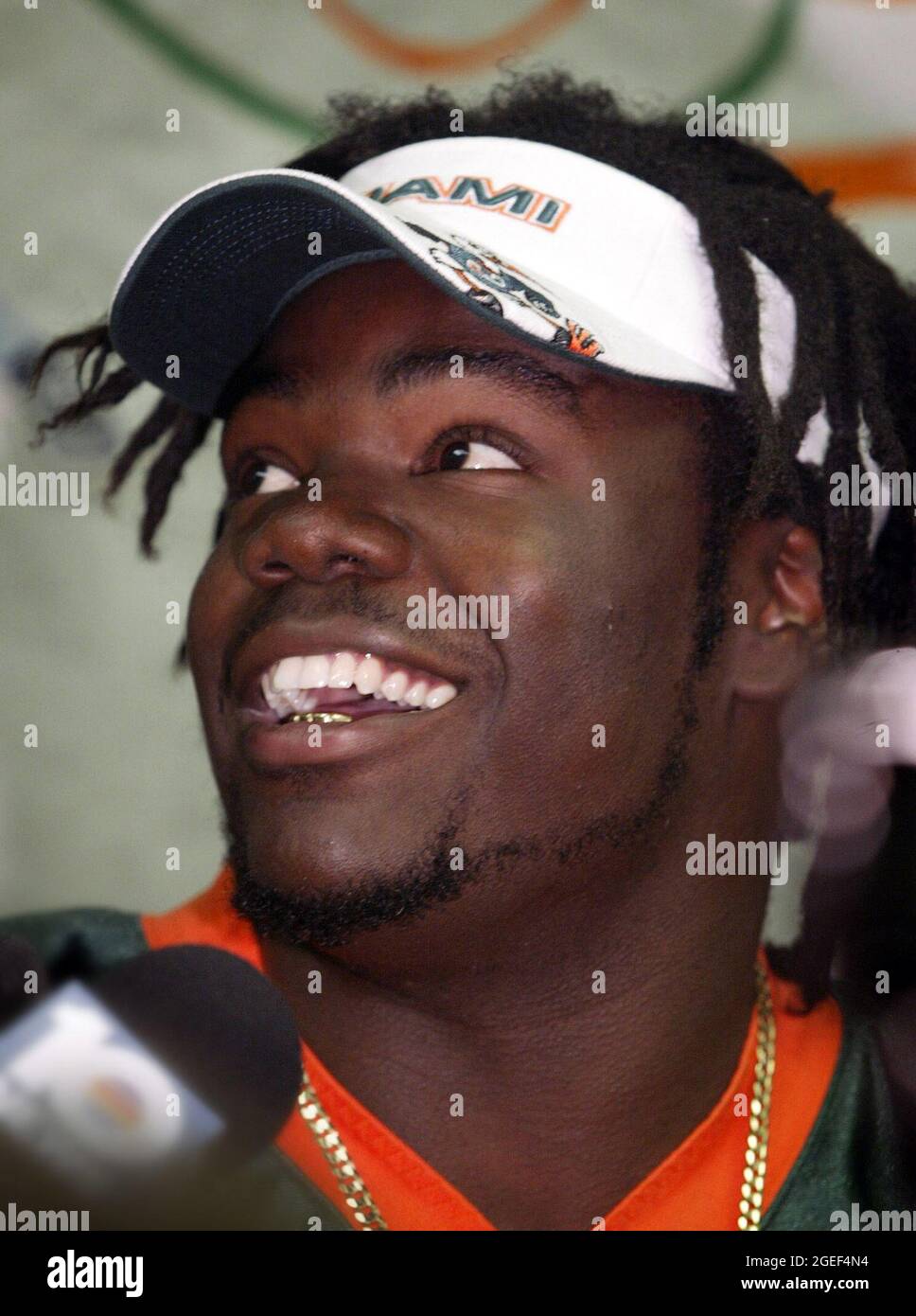 Miami, États-Unis. 05 février 2003. Bryan Pata, qui a joué dans l'équipe de football de l'Université de Miami, a été tué par balle après la pratique le 7 novembre 2006. PATA apparaît ici après qu'il ait signé pour assister à Miami en février 2003. (Photo par Chuck Fadely/Miami Herald/TNS/Sipa USA) crédit: SIPA USA/Alay Live News Banque D'Images