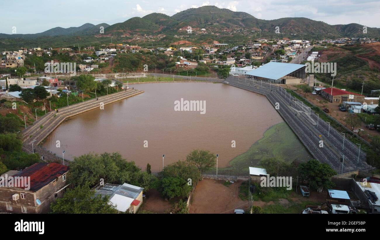 Belle vue aérienne d'un lac brun et de bâtiments denses à Nogales Sonora, Mexique Banque D'Images