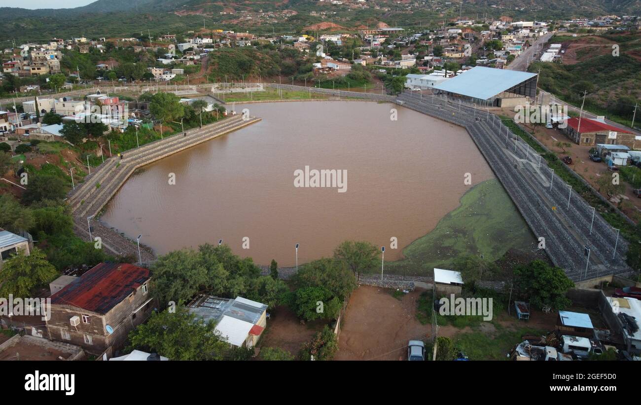 Belle vue aérienne d'un lac brun et de bâtiments denses à Nogales Sonora, Mexique Banque D'Images