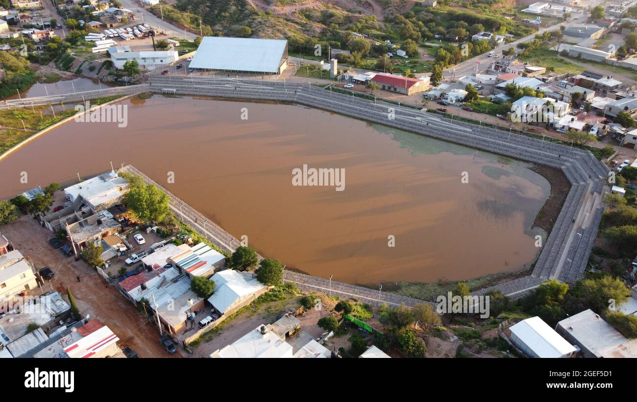 Belle vue aérienne d'un lac brun et de bâtiments denses à Nogales Sonora, Mexique Banque D'Images