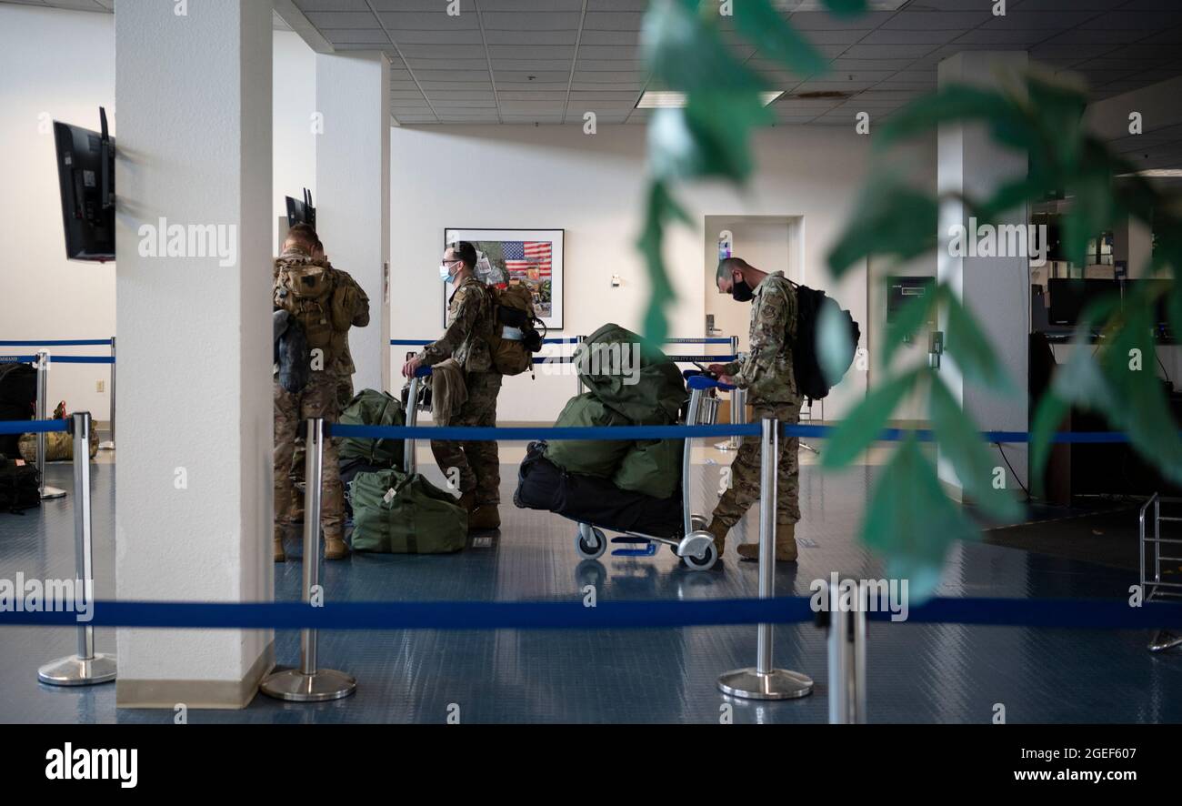 Les aviateurs américains affectés au 821e groupe d'intervention en cas d'urgence attendent d'embarquer à bord de leur vol à l'aérogare de passagers de la base aérienne de Travis, en Californie, le 14 août 2021. La U.S. Air Force, en appui au ministère de la Défense, a déplacé ses forces en Afghanistan afin de faciliter le départ et le déplacement en toute sécurité des citoyens américains, des bénéficiaires de visas d'immigration spéciaux et des populations afghanes vulnérables d'Afghanistan. Le 621e CRW a déployé des aviateurs des 621e et 821e CRG ainsi que du 621e Groupe consultatif sur la mobilité aérienne pour appuyer la mission. (É.-U. Photo de la Force aérienne par le sergent d'état-major. Dennis Hoffman) Banque D'Images