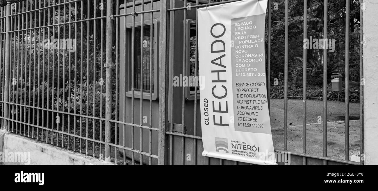 Avis public déclarant "espace fermé pour protéger la population contre le nouveau coronavirus selon le décret" pendant la pandémie COVID-19 Banque D'Images