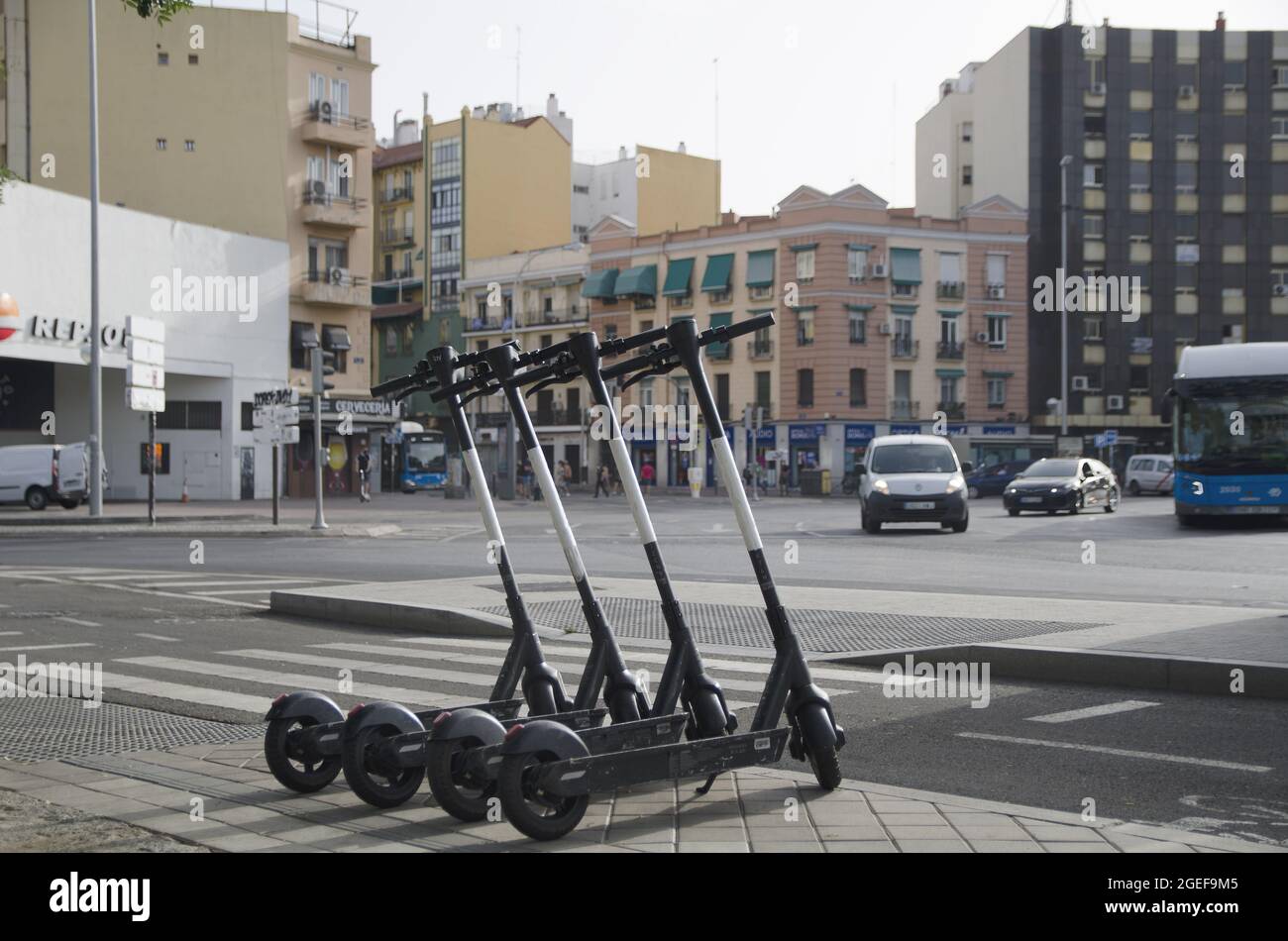 Location publique de scooters électriques dans la rue à Madrid, Espagne  Photo Stock - Alamy