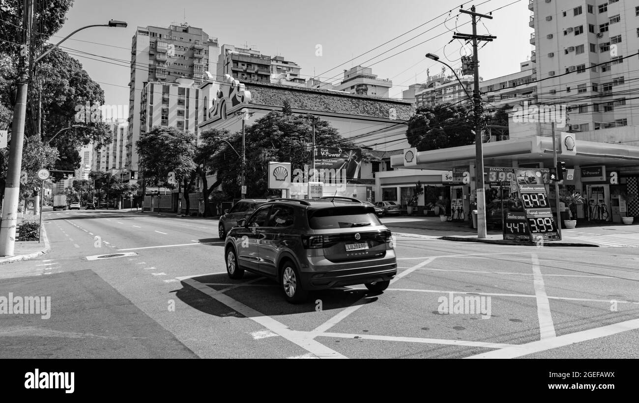 Nitreói, Rio de Janeiro, Brésil - VERS 2021: Rue avec peu de circulation et peu de voitures devant le verrouillage décrété pendant la pandémie de COVID-19 Banque D'Images