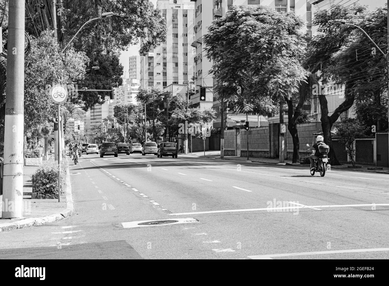 Nitreói, Rio de Janeiro, Brésil - VERS 2021: Rue avec peu de circulation et peu de voitures devant le verrouillage décrété pendant la pandémie de COVID-19 Banque D'Images