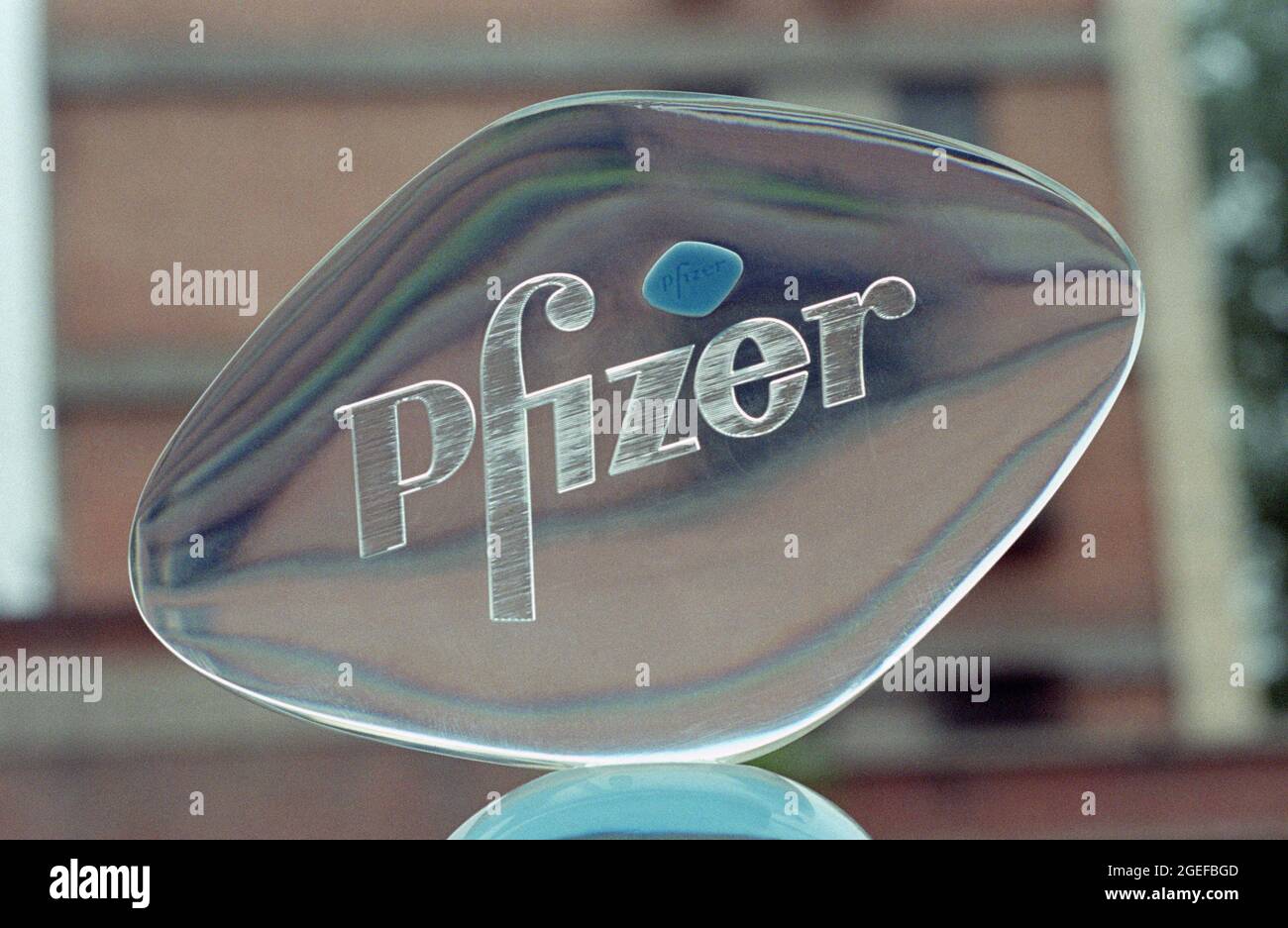 Une pilule de Viagra est intégrée dans un plexiglass en forme de Viagra avec le logo de Pfizer à la conférence de presse de Pfizer Viagra entrant en Chine continentale à Beijing. Banque D'Images