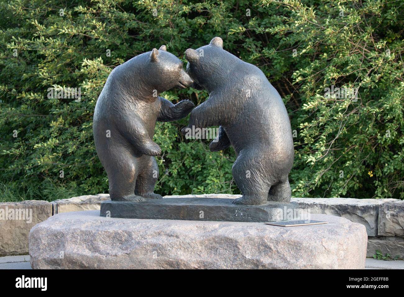 Twin Bears, une sculpture en bronze de Leo mol dans Baker Park Banque D'Images