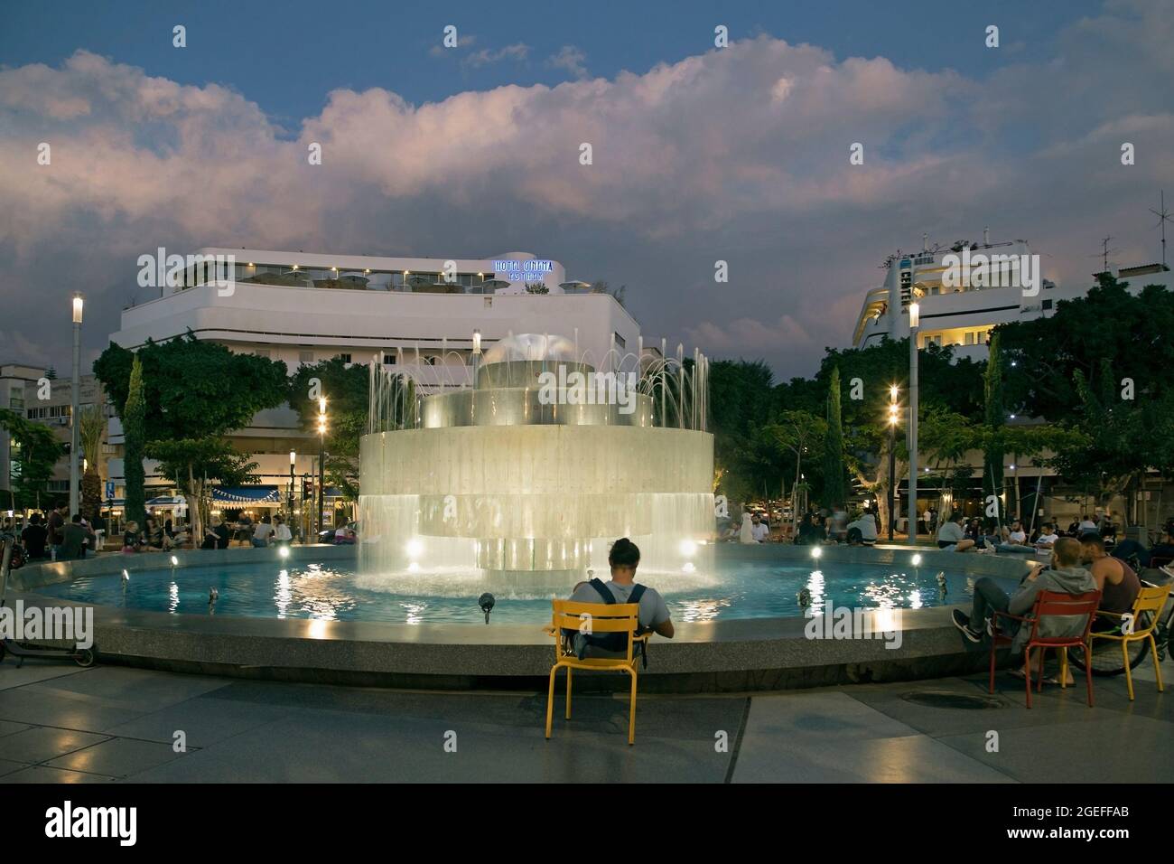 Les gens qui apprécient une soirée assis sur la plaza à la fontaine de la place Dizengoff à tel Aviv, Israël Banque D'Images