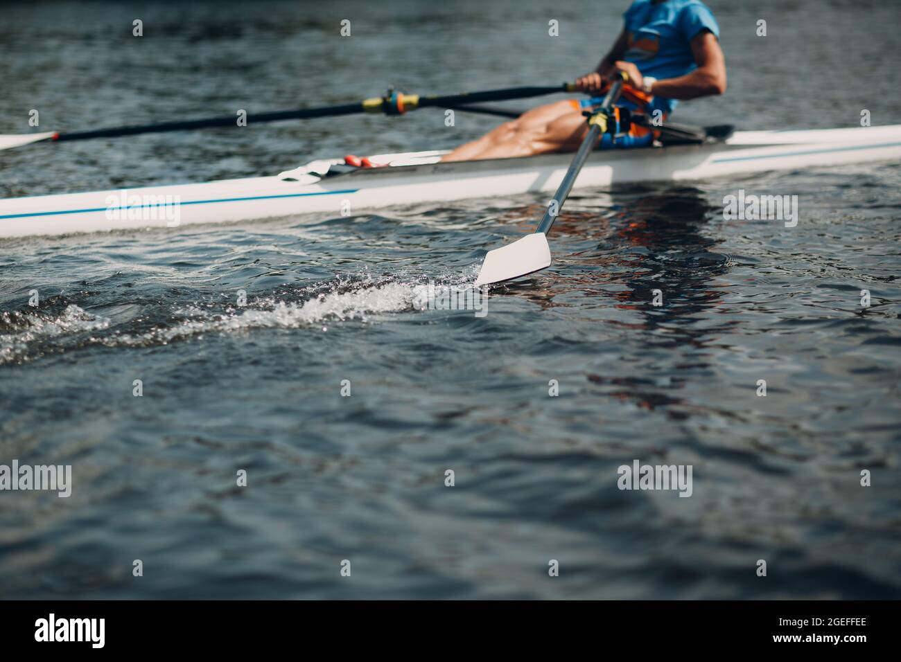 Sportsman lance-crâne unique rameur aviron sur bateau. Mouvement des  éclaboussures d'eau de la palette OAR Photo Stock - Alamy