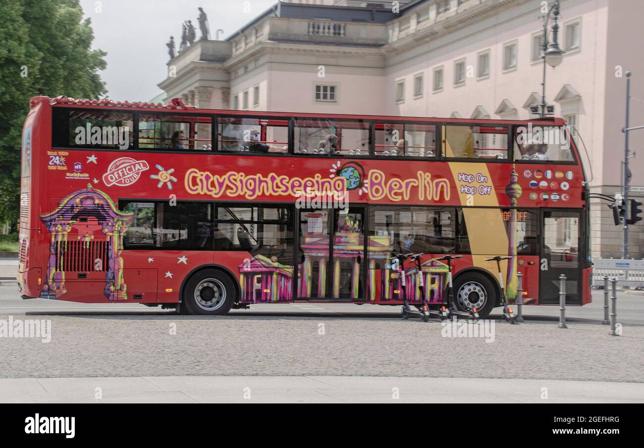 berlin-Moderne Sightseeing-Busse mit Panoramafenstern, GPS-Guide und kostenlosem ... sich jetzt Ihre Places für die ultimastic Hop-On-Hop Off-Butour Banque D'Images
