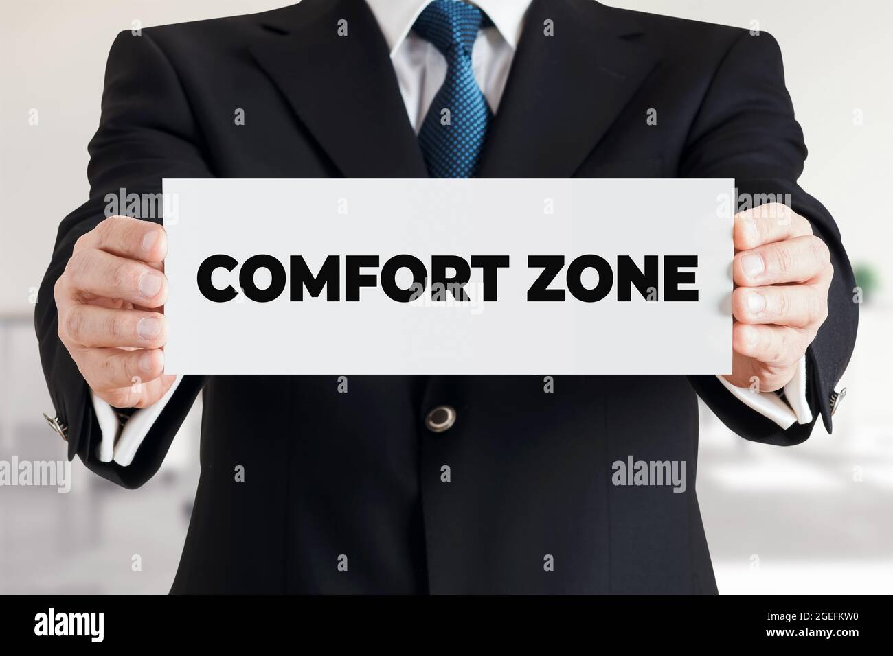 Homme d'affaires affiche une bannière avec la zone de confort de message.  Concept de carrière professionnelle Photo Stock - Alamy