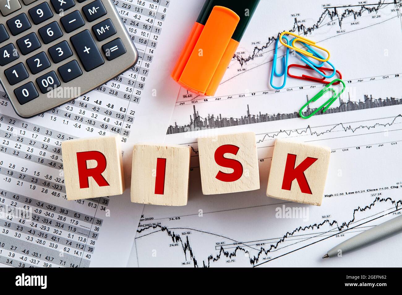 Le mot risque sur les cubes en bois avec bureau. Analyse ou évaluation du risque financier dans le concept d'entreprise. Banque D'Images