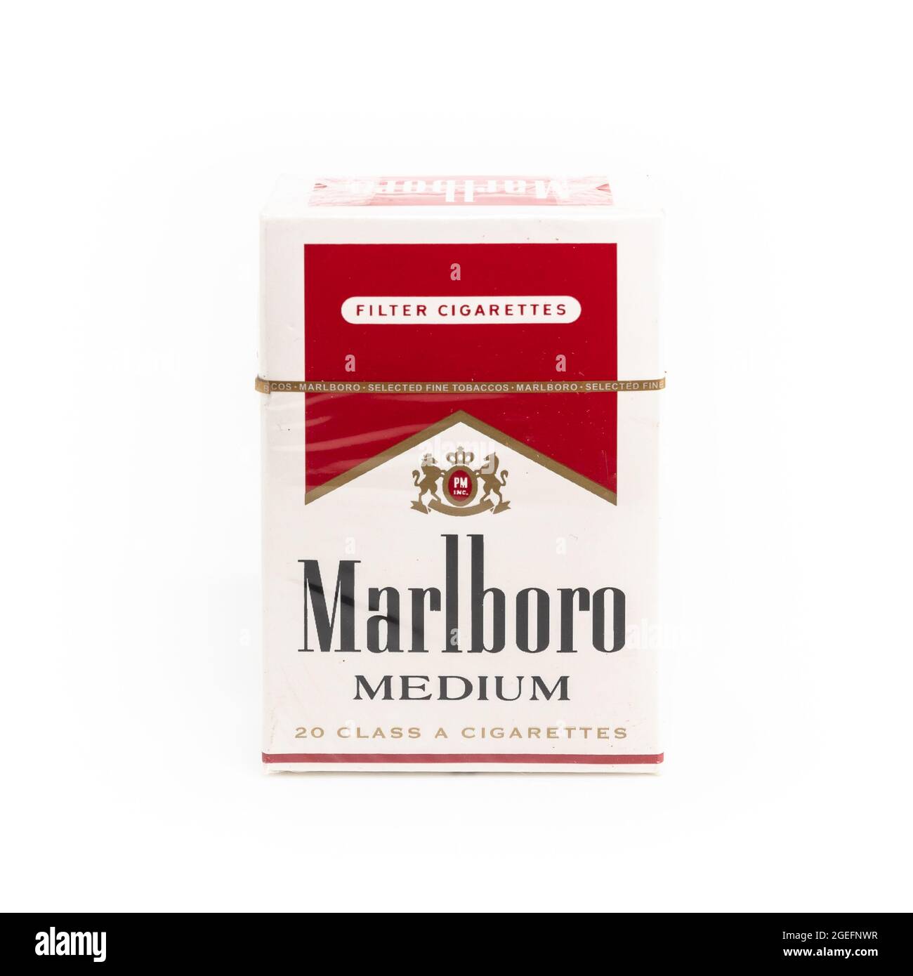 Paquet de cigarettes Marlboro Medium, fabriqué par Philip Morris. Marlboro est la marque de cigarettes la plus vendue au monde. Bergame, ITALIE - Mars 24 Banque D'Images
