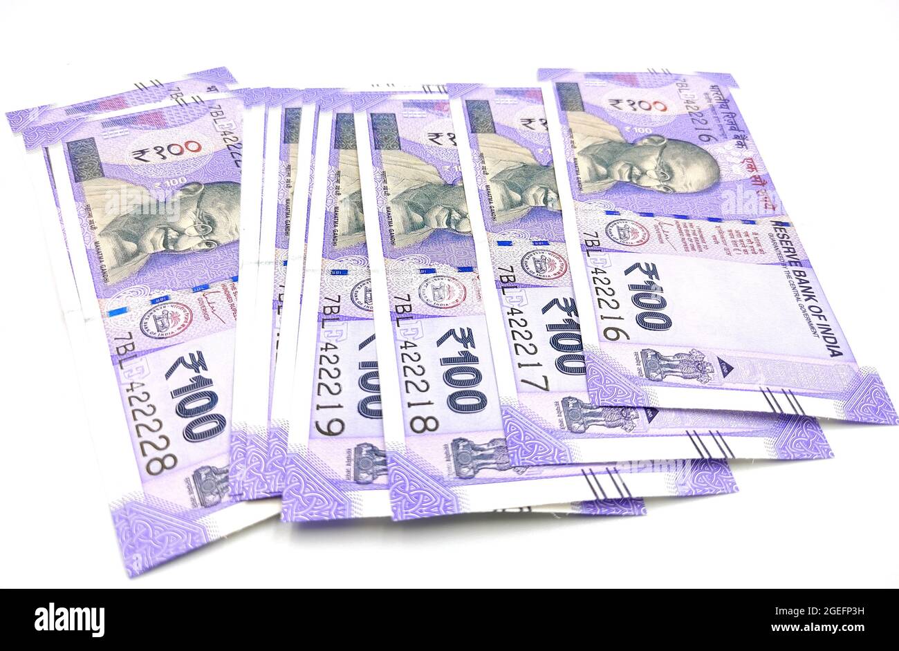 Gros plan sur l'argent de la monnaie indienne isolé sur un fond blanc Banque D'Images