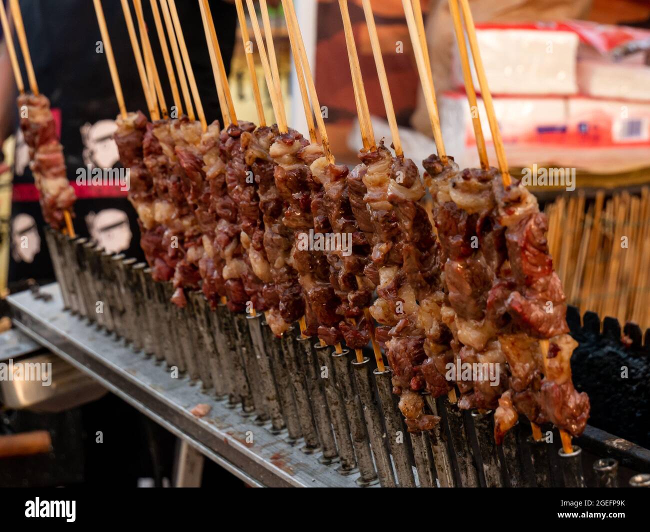 Arrosticini italien typique d'agneau Arrosticini sur brochette en bois Banque D'Images