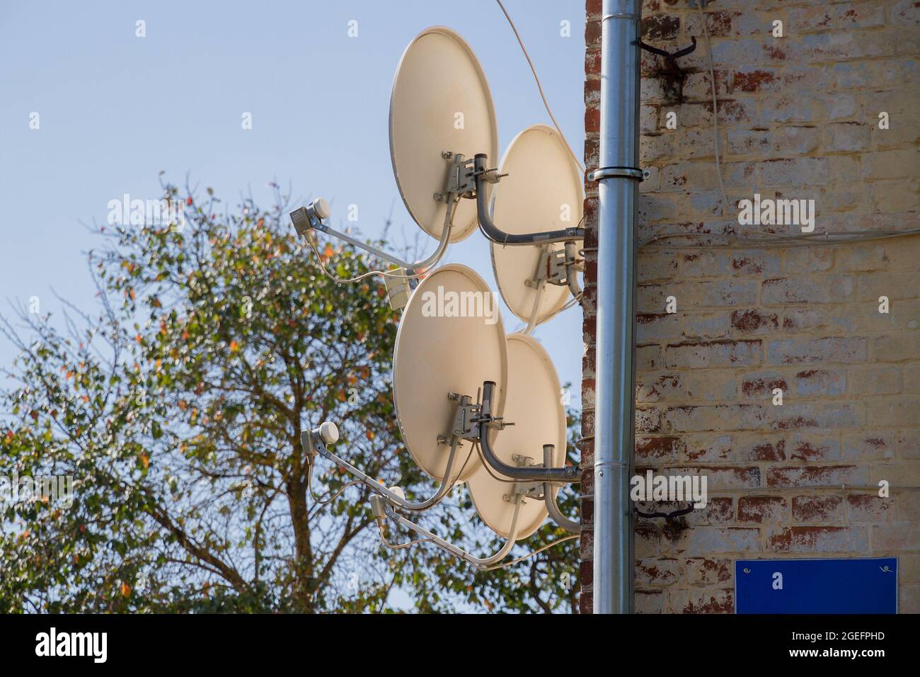 Russie. Région de Kaluga. Télécommunications. Antennes de télévision par satellite sur la façade d'un bâtiment résidentiel. Banque D'Images