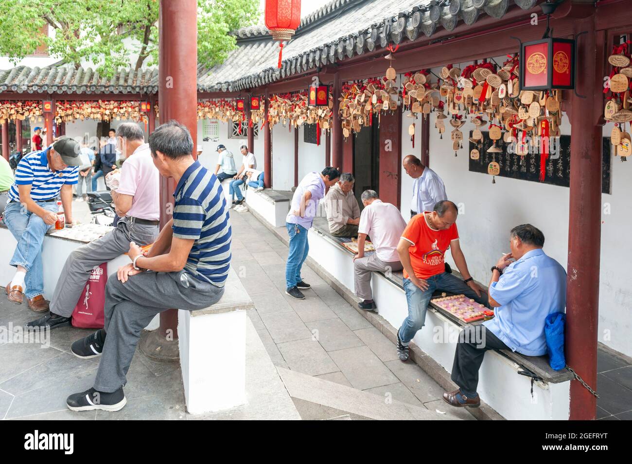 Les Chinois locaux qui apprécient le jeu d'échecs à la ville antique de Qibao, un village aquatique historique de Qibao à Shanghai, en Chine Banque D'Images