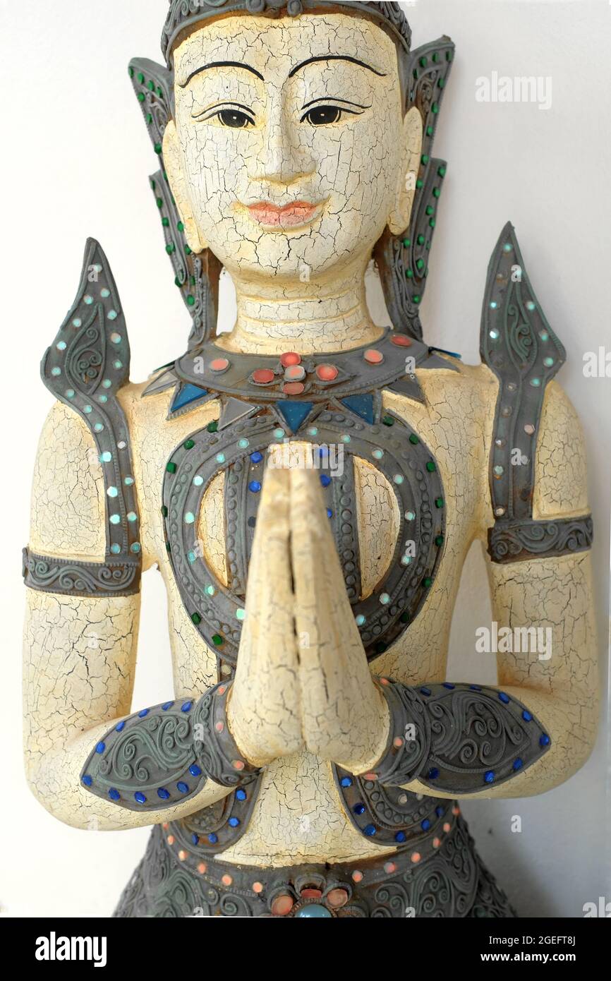 Une figure thaïlandaise de Deva donnant le salut thaïlandais des mains claspées. Banque D'Images